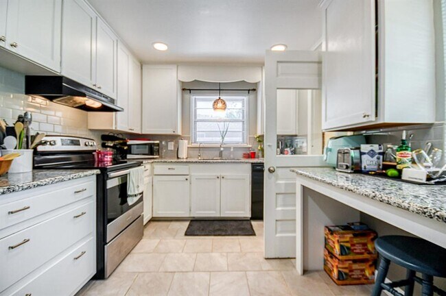 Building Photo - 1205 Westlawn Dr