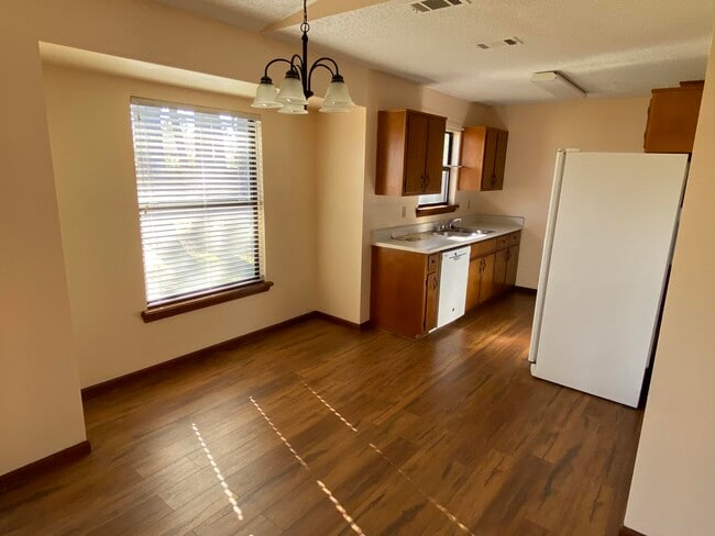 Building Photo - 413 Joellen Ln