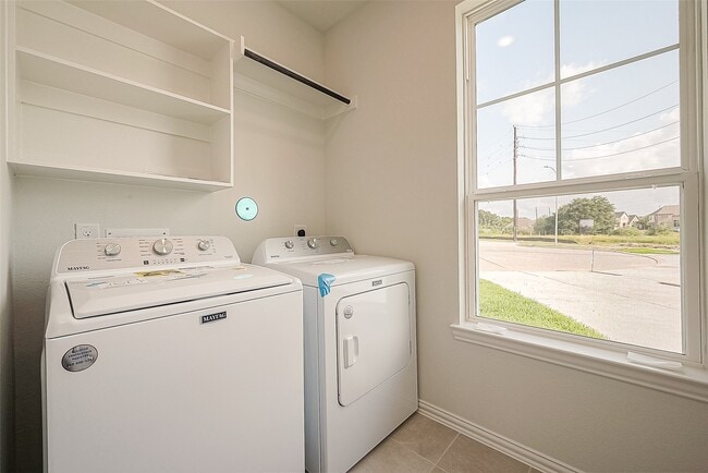 Building Photo - 27966 Western Crk Ct