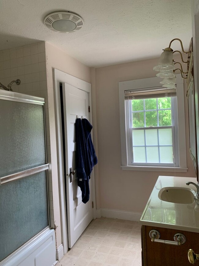 Building Photo - Beautiful, Historical 3 Bedroom House - Available August 2026!