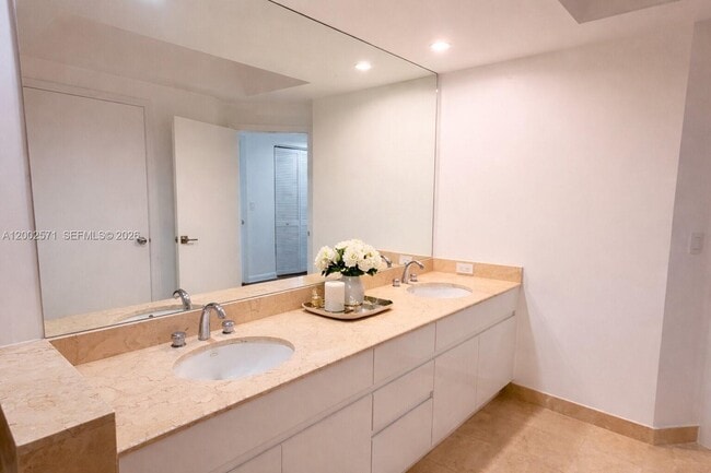 Building Photo - 848 Brickell Key Dr