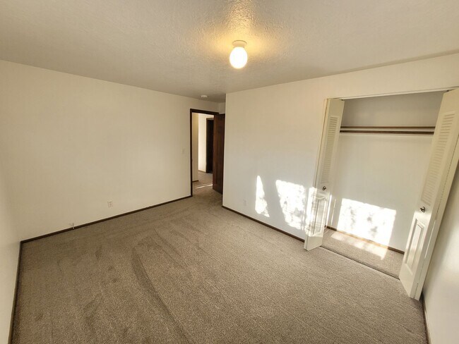 Building Photo - 4645 Reimann St NE