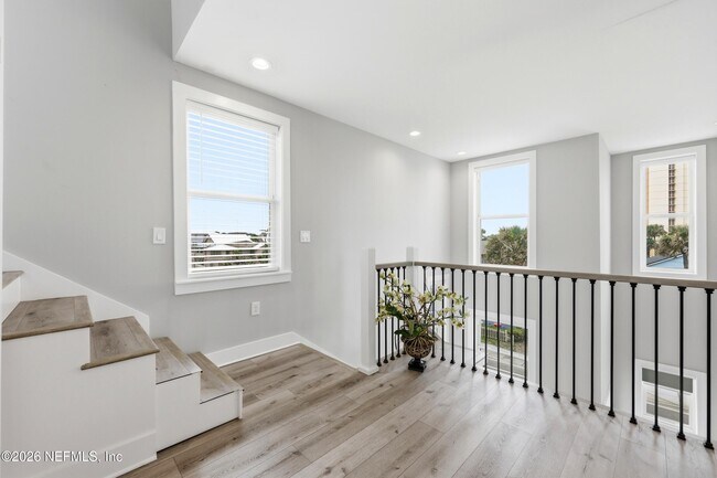 Building Photo - 115 1st St S