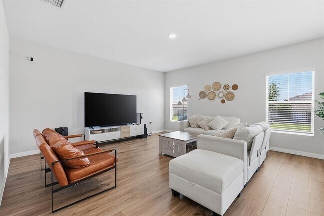 Building Photo - 1330 Current Pl