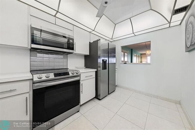 Building Photo - 328 N Ocean Blvd