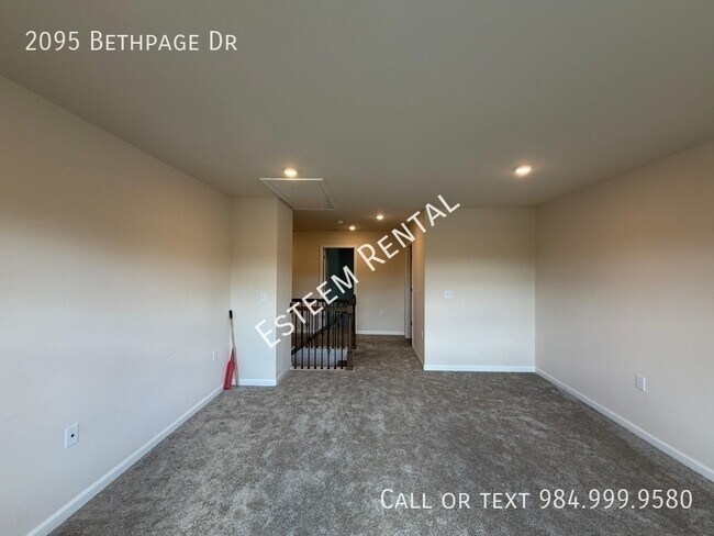 Building Photo - 2095 Bethpage Dr