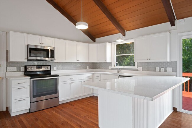 Building Photo - 1602 Westover Dr