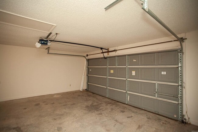 Building Photo - 2209 Lakeshore Dr