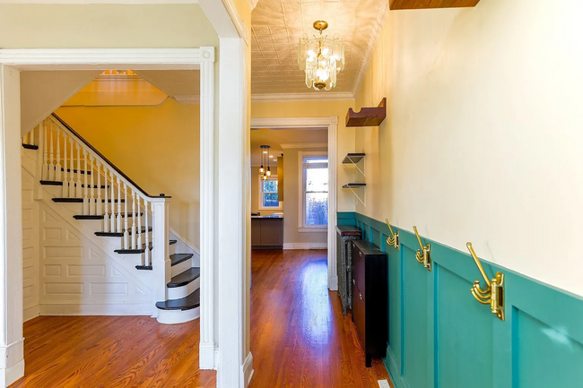Building Photo - Fully Renovated 3 BR/1.5 BA Apartment in C...