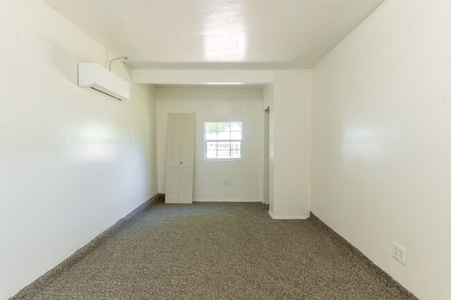 Building Photo - 4-Bedroom Must See!