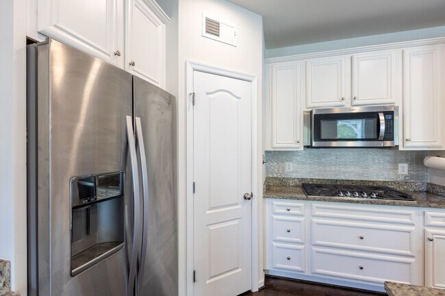 Building Photo - Beautiful 4 BR/3.5 BA Single-Family Home i...