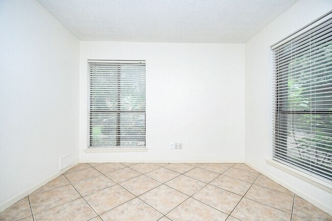 Building Photo - 6702 Spring Leaf Dr
