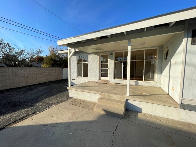 Building Photo - Central Ventura Home with Large Yard!