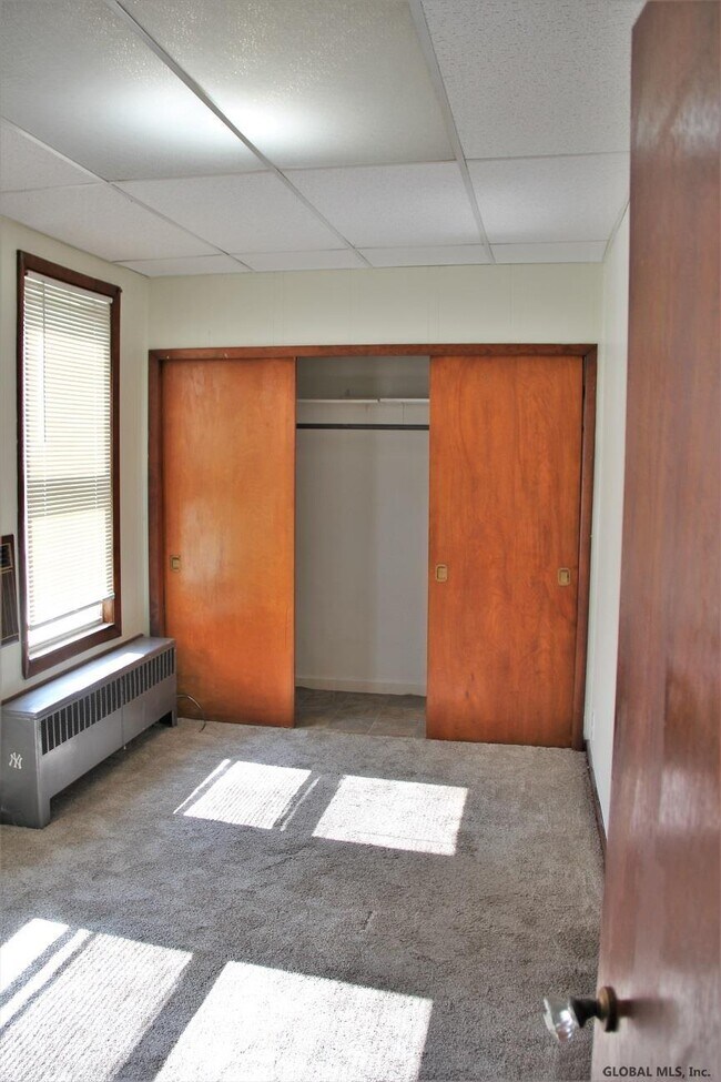 Building Photo - 84 BRESLIN Av