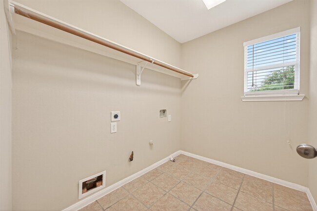 Building Photo - 10427 Lyndon Meadows Dr