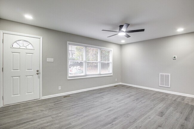 Building Photo - 2 Bed 1 Bath walking distance to downtown Chapel Hill and UNC