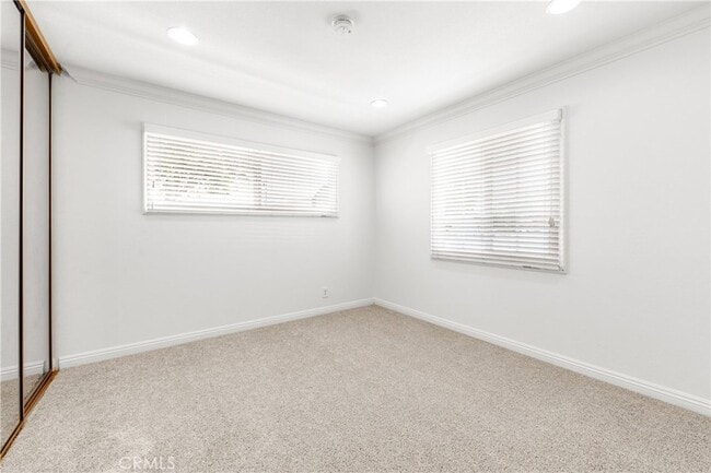 Building Photo - 5892 Meadowlark Dr