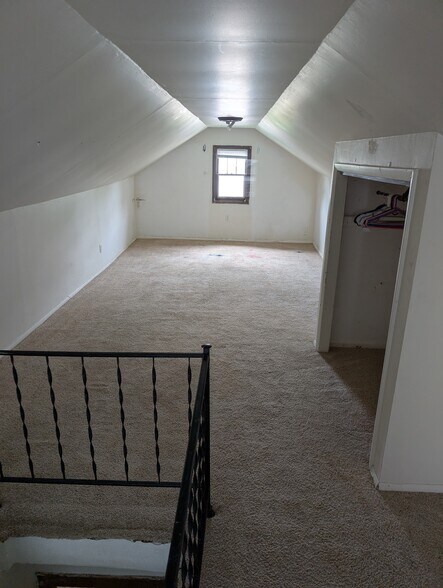 upstairs bedroom - 1722 Isabella St