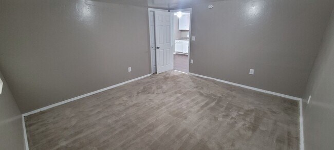 Building Photo - Cute 5 bedroom House