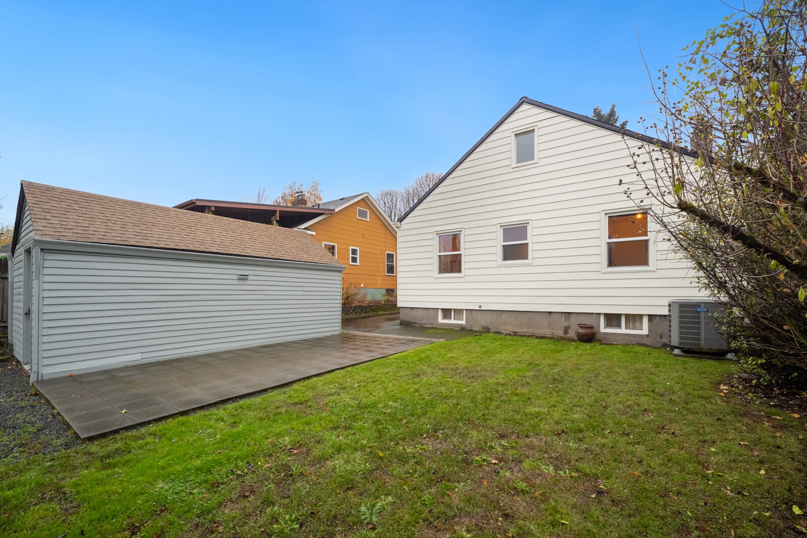 Building Photo - 2323 SE Pine St