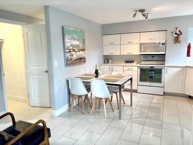 Building Photo - 1705 N Riverside Dr