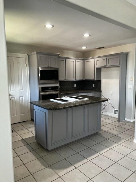 Kitchen New Oven/Micro - 201 San Saba St