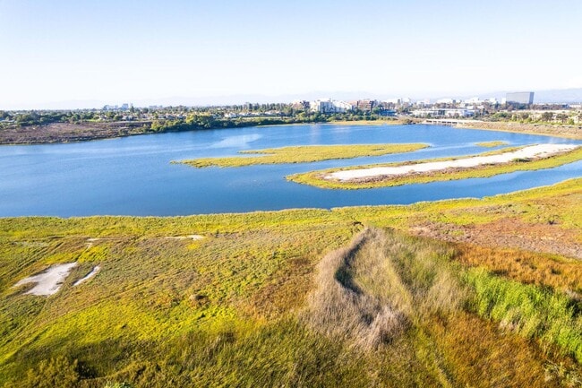 Building Photo - Large 5 bed Masterpiece Home with Back Bay...