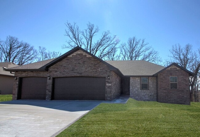 Building Photo - 3 Car Garage in Nixa!