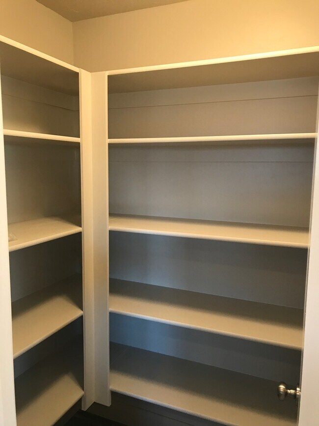 Building Photo - Very nice Townhouse in Santa Clara, with a POOL!!