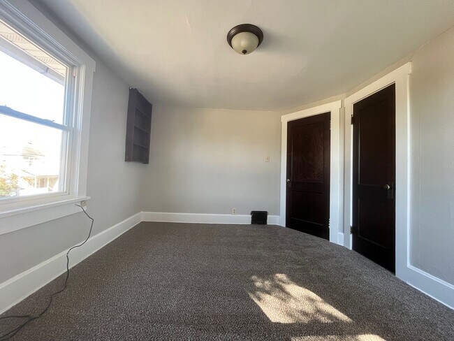 Building Photo - Three Bedroom Home