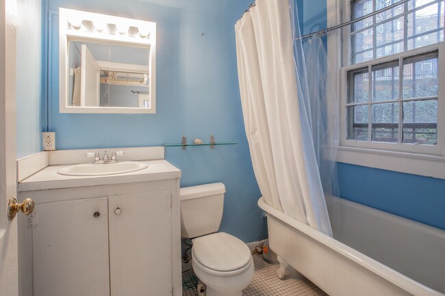 Building Photo - Spacious 1 Bd in Adams Morgan // Storage I...