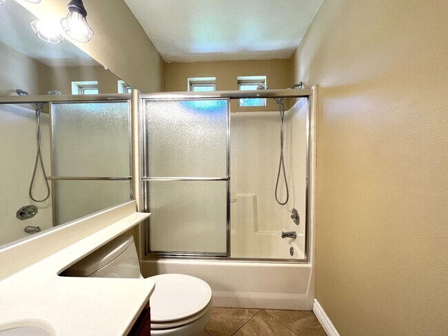 Building Photo - 3 bed, 3 bath located in Ontario, CA!
