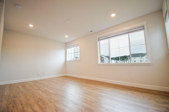 Building Photo - Beautiful 4 Bedroom 3.5 BA Home! Mother in Law Suite, Attached Garage & Top floor Bonus Room!