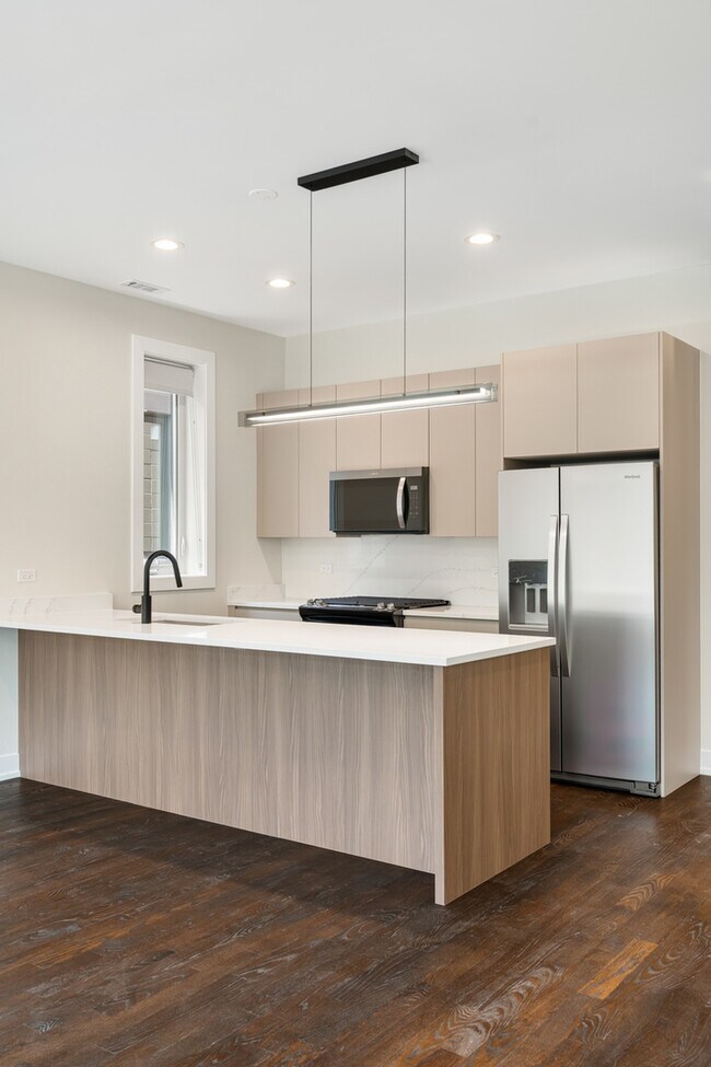 Building Photo - 406 E 50th Pl