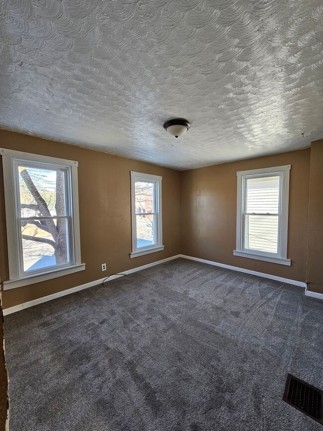 Building Photo - Newly remodeled 4bd/2bth