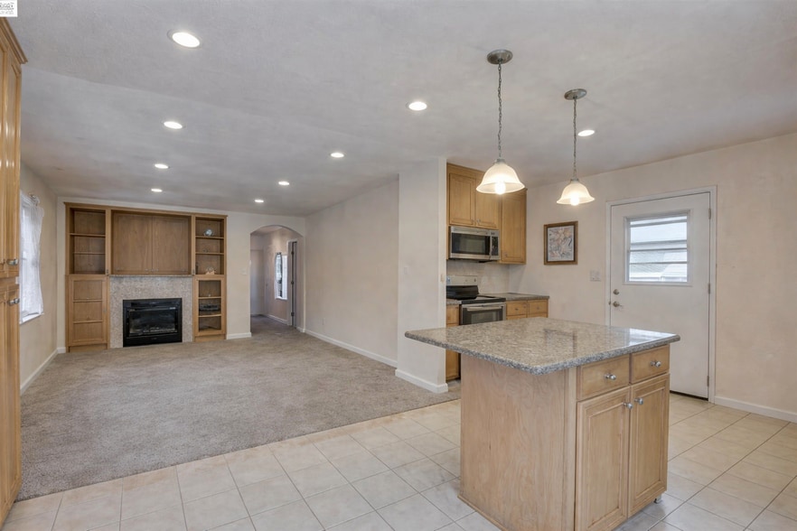 Building Photo - 371 Riverside Ave