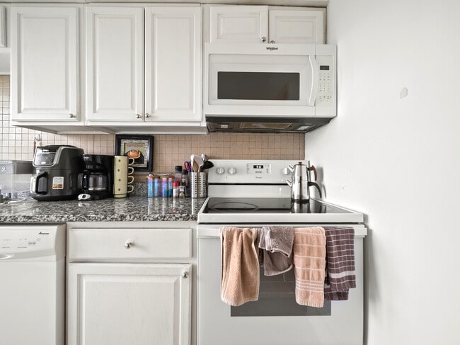 Building Photo - 6118 N Sheridan Rd