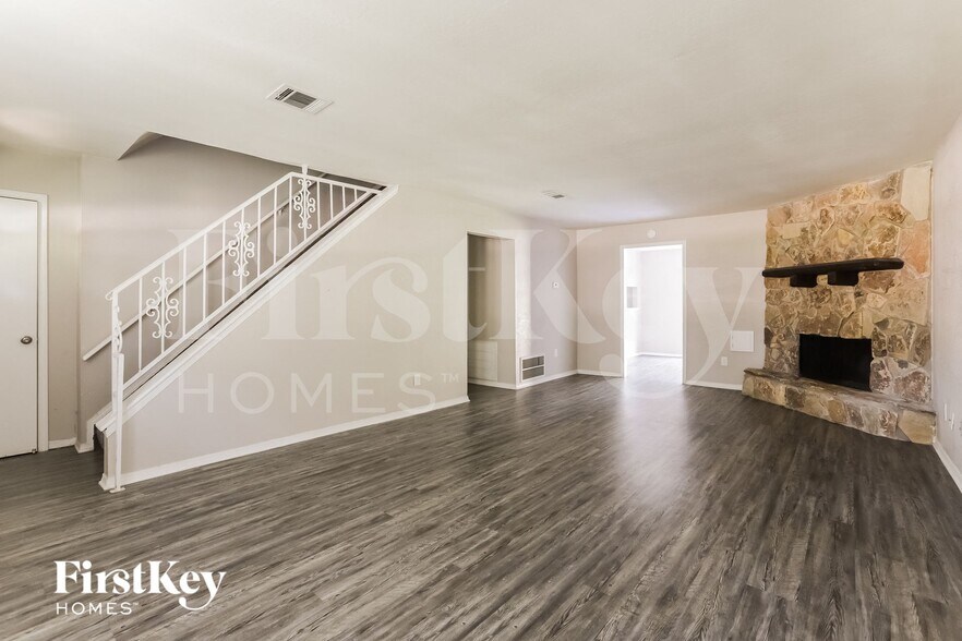 Building Photo - 3303 Sycamore Springs Dr