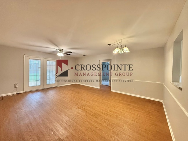 Building Photo - 3 Bedroom, 2 Bathroom Duplex!