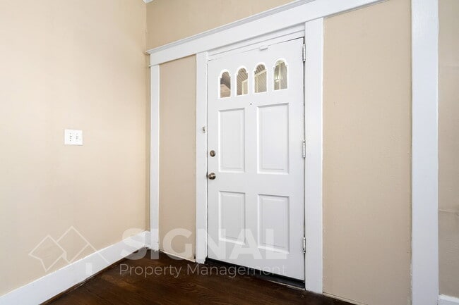 Building Photo - 512 1st St N