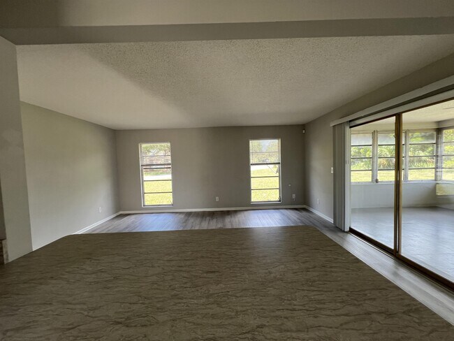 Building Photo - 1920 W Lakeview Blvd