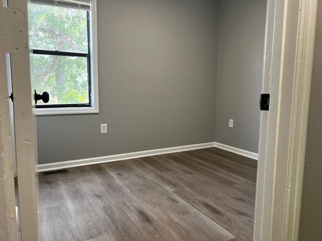 Building Photo - *NEWLY RENOVATED* 3 Bedroom Townhouse in D...
