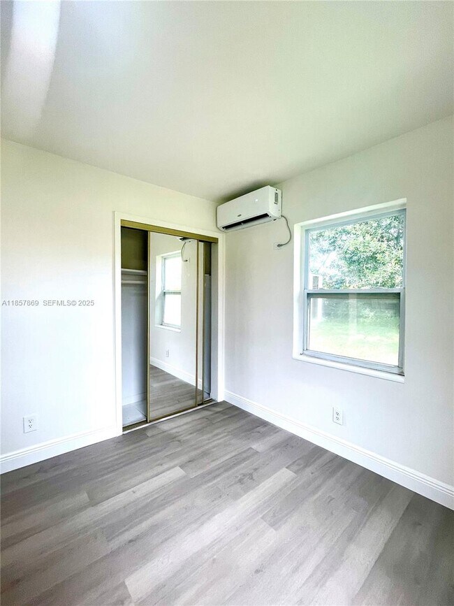 Building Photo - 1004 SW 24th Ave