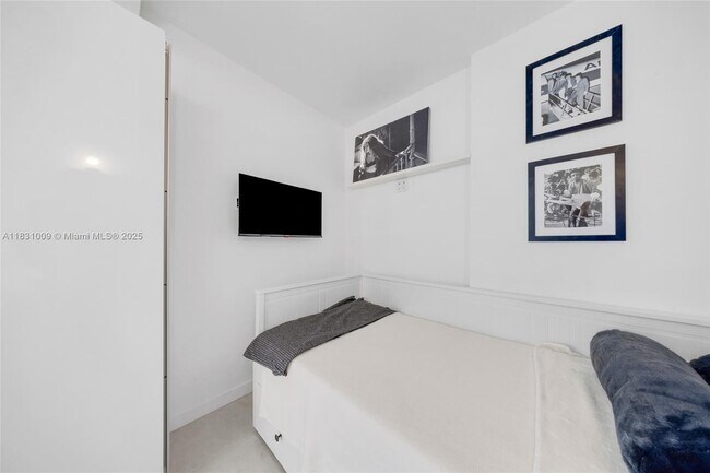Building Photo - 465 Ocean Dr