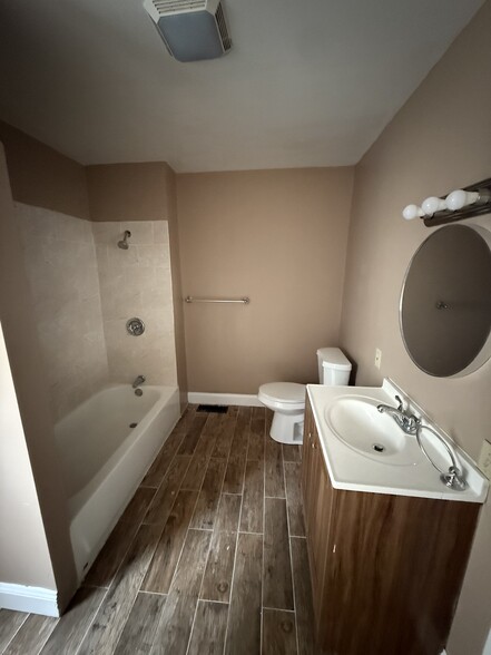 Building Photo - 1119 Saint Vincent St