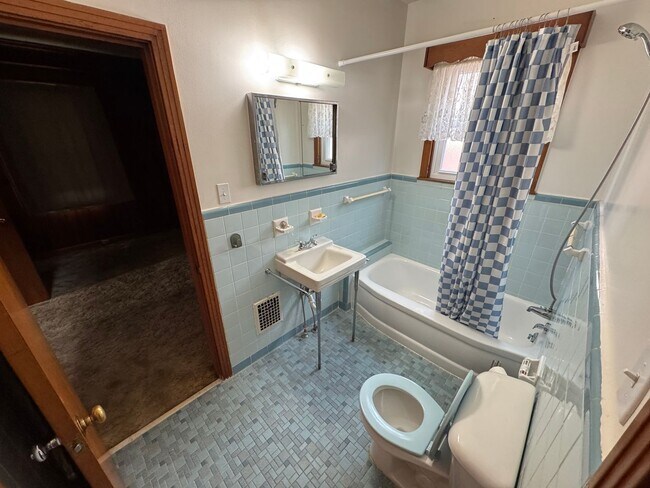 Building Photo - FOR LEASE- SINGLE-FAMILY HOME NEAR SYLVAN PARK!