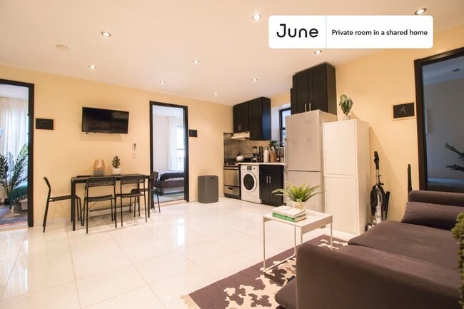 Building Photo - Private bedroom in 4 bed/2 bath Home