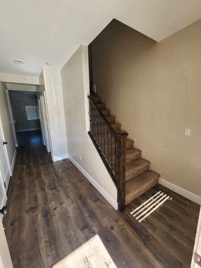 Building Photo - Charming Townhome