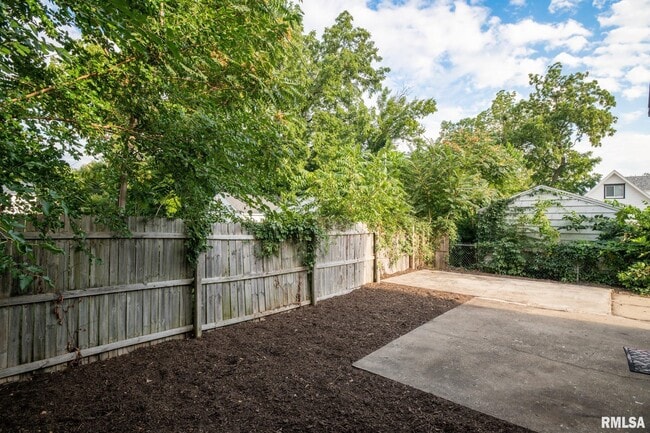 Building Photo - 4515 Drake Dr