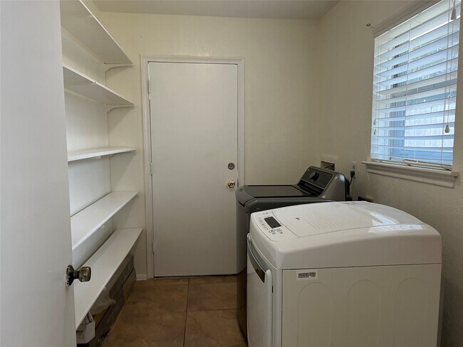 Building Photo - 8831 Hendon Ln